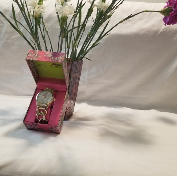 Betsy Johnson Link Bracelet Watch - Picture 2 of 6